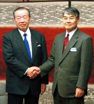 Defense Agency chief meets Okinawa Gov' in Naha